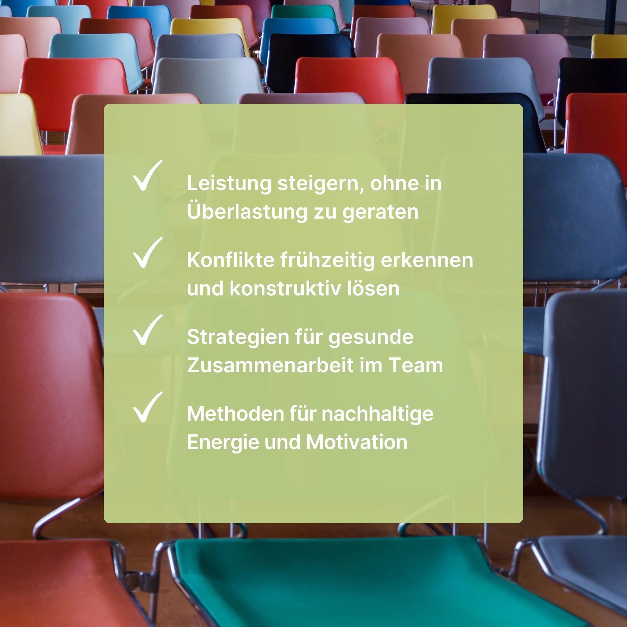 Übersicht der Workshop-Themen vor einer Kulisse bunter Stühle: Grundlagen der Selbstführung für Berufseinsteiger, Strukturen schaffen, persönliche Stärken erkennen, Motivation und Eigenverantwortung fördern.