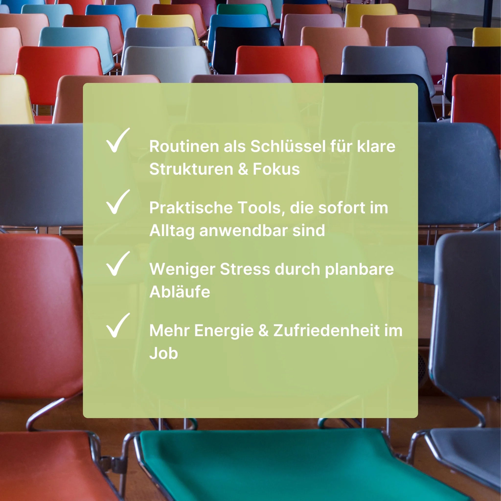 Übersicht der Workshop-Vorteile vor einer Kulisse bunter Stühle: Routinen für klare Strukturen, praktische Tools für den Alltag, weniger Stress durch planbare Abläufe und mehr Energie und Zufriedenheit im Job.