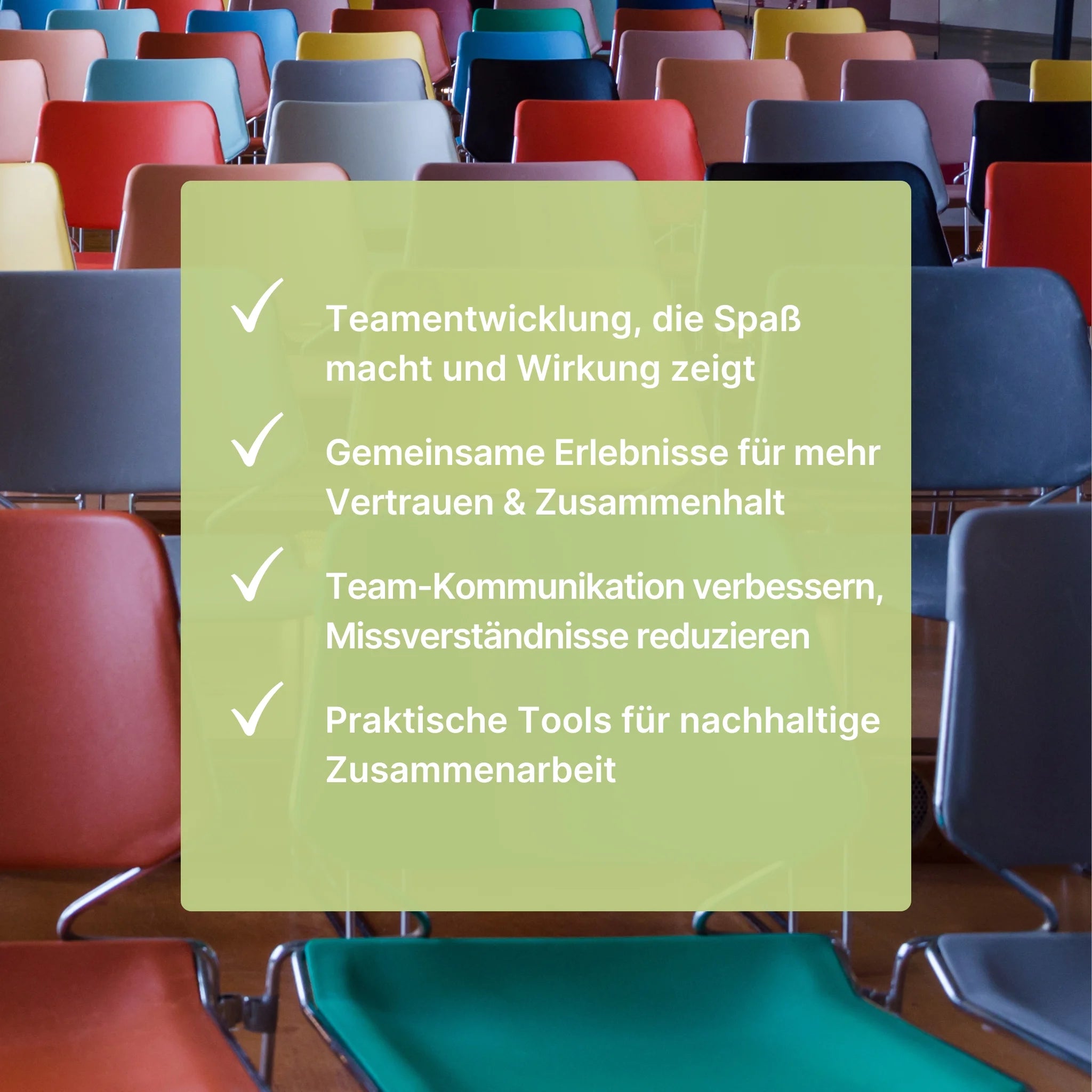 Übersicht der Workshop-Themen vor bunten Stühlen: Teamentwicklung, gemeinsame Erlebnisse für mehr Vertrauen und Zusammenhalt, Verbesserung der Team-Kommunikation und praktische Tools für nachhaltige Zusammenarbeit.